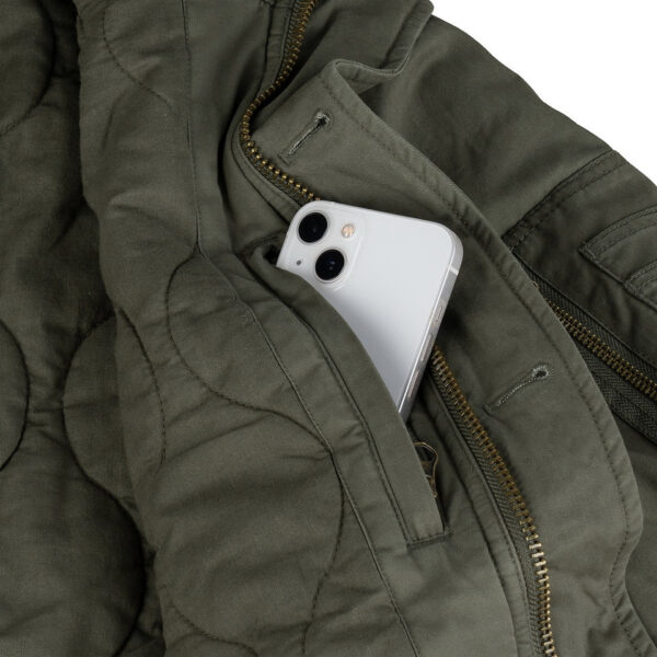 Commander Army Parka12 De Fostex Commander Army Parka combineert tijdloze stijl met moderne functionaliteit. Gemaakt van 100% katoen met een gewassen look, biedt deze mid-length parka ultiem comfort en warmte tijdens de koudere maanden. Met zorgvuldig ontworpen details zoals brushed look SAB® ritsen, een bomber-pocket op de mouw en fijn geweven labels, is deze jas zowel stijlvol als praktisch. De parka is ontworpen voor zowel outdoor-activiteiten als casual wear, en biedt een perfecte balans tussen bescherming tegen de elementen en een trendy, militaire look. De gevoerde capuchon en fleecevoering in de steekzakken zorgen voor extra warmte, terwijl de diverse zakken met ritsen en drukknoopsluitingen volop opbergruimte bieden. <div><a title="Maattabel" href="https://dump.dev.newagents.nl/wp-content/uploads/2024/08/Commander-Army-Parka-maattabel.png" target="_blank" rel="noopener"><button><span style="color: #ef471f; font-size: medium;"><strong>Maattabel</strong></span></button></a></div> <div></div>
