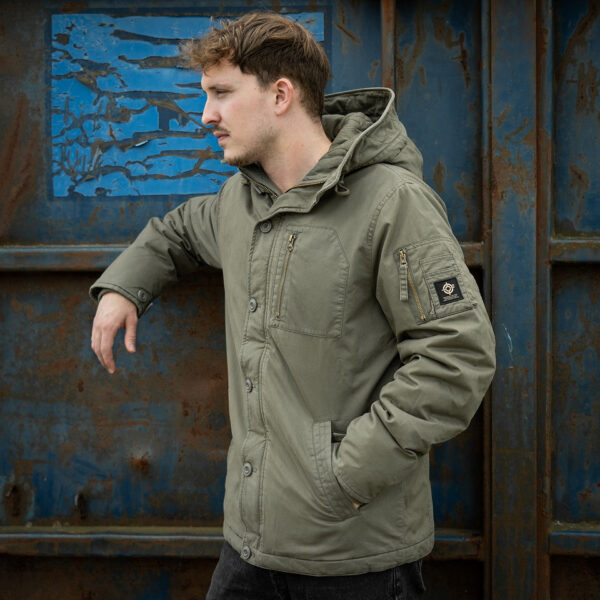 Commander Army Parka13 De Fostex Commander Army Parka combineert tijdloze stijl met moderne functionaliteit. Gemaakt van 100% katoen met een gewassen look, biedt deze mid-length parka ultiem comfort en warmte tijdens de koudere maanden. Met zorgvuldig ontworpen details zoals brushed look SAB® ritsen, een bomber-pocket op de mouw en fijn geweven labels, is deze jas zowel stijlvol als praktisch. De parka is ontworpen voor zowel outdoor-activiteiten als casual wear, en biedt een perfecte balans tussen bescherming tegen de elementen en een trendy, militaire look. De gevoerde capuchon en fleecevoering in de steekzakken zorgen voor extra warmte, terwijl de diverse zakken met ritsen en drukknoopsluitingen volop opbergruimte bieden. <div><a title="Maattabel" href="https://dump.dev.newagents.nl/wp-content/uploads/2024/08/Commander-Army-Parka-maattabel.png" target="_blank" rel="noopener"><button><span style="color: #ef471f; font-size: medium;"><strong>Maattabel</strong></span></button></a></div> <div></div>