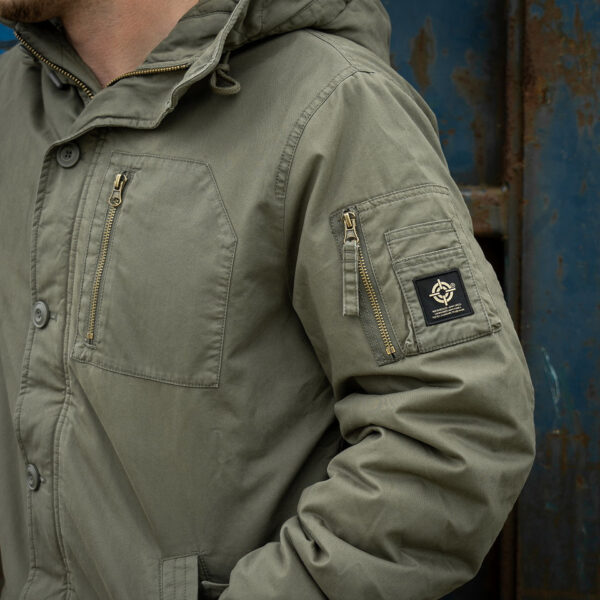 Commander Army Parka14 De Fostex Commander Army Parka combineert tijdloze stijl met moderne functionaliteit. Gemaakt van 100% katoen met een gewassen look, biedt deze mid-length parka ultiem comfort en warmte tijdens de koudere maanden. Met zorgvuldig ontworpen details zoals brushed look SAB® ritsen, een bomber-pocket op de mouw en fijn geweven labels, is deze jas zowel stijlvol als praktisch. De parka is ontworpen voor zowel outdoor-activiteiten als casual wear, en biedt een perfecte balans tussen bescherming tegen de elementen en een trendy, militaire look. De gevoerde capuchon en fleecevoering in de steekzakken zorgen voor extra warmte, terwijl de diverse zakken met ritsen en drukknoopsluitingen volop opbergruimte bieden. <div><a title="Maattabel" href="https://dump.dev.newagents.nl/wp-content/uploads/2024/08/Commander-Army-Parka-maattabel.png" target="_blank" rel="noopener"><button><span style="color: #ef471f; font-size: medium;"><strong>Maattabel</strong></span></button></a></div> <div></div>