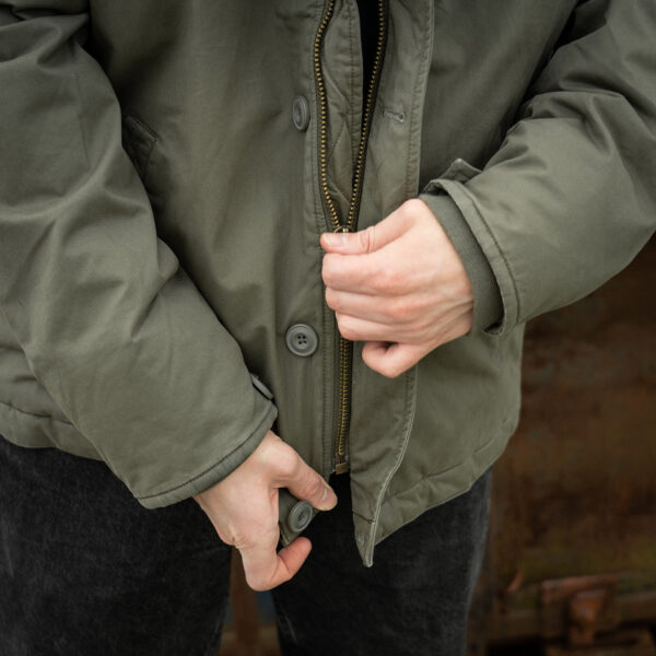 Commander Army Parka15 De Fostex Commander Army Parka combineert tijdloze stijl met moderne functionaliteit. Gemaakt van 100% katoen met een gewassen look, biedt deze mid-length parka ultiem comfort en warmte tijdens de koudere maanden. Met zorgvuldig ontworpen details zoals brushed look SAB® ritsen, een bomber-pocket op de mouw en fijn geweven labels, is deze jas zowel stijlvol als praktisch. De parka is ontworpen voor zowel outdoor-activiteiten als casual wear, en biedt een perfecte balans tussen bescherming tegen de elementen en een trendy, militaire look. De gevoerde capuchon en fleecevoering in de steekzakken zorgen voor extra warmte, terwijl de diverse zakken met ritsen en drukknoopsluitingen volop opbergruimte bieden. <div><a title="Maattabel" href="https://dump.dev.newagents.nl/wp-content/uploads/2024/08/Commander-Army-Parka-maattabel.png" target="_blank" rel="noopener"><button><span style="color: #ef471f; font-size: medium;"><strong>Maattabel</strong></span></button></a></div> <div></div>