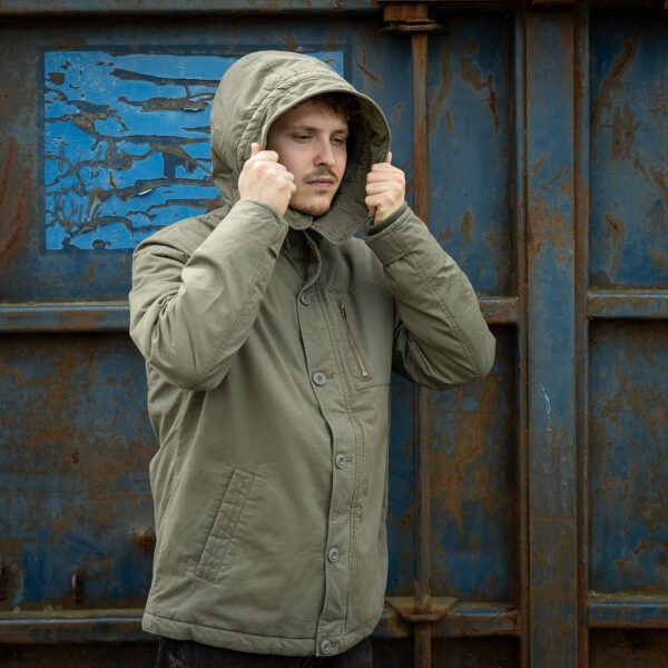 Commander Army Parka16 De Fostex Commander Army Parka combineert tijdloze stijl met moderne functionaliteit. Gemaakt van 100% katoen met een gewassen look, biedt deze mid-length parka ultiem comfort en warmte tijdens de koudere maanden. Met zorgvuldig ontworpen details zoals brushed look SAB® ritsen, een bomber-pocket op de mouw en fijn geweven labels, is deze jas zowel stijlvol als praktisch. De parka is ontworpen voor zowel outdoor-activiteiten als casual wear, en biedt een perfecte balans tussen bescherming tegen de elementen en een trendy, militaire look. De gevoerde capuchon en fleecevoering in de steekzakken zorgen voor extra warmte, terwijl de diverse zakken met ritsen en drukknoopsluitingen volop opbergruimte bieden. <div><a title="Maattabel" href="https://dump.dev.newagents.nl/wp-content/uploads/2024/08/Commander-Army-Parka-maattabel.png" target="_blank" rel="noopener"><button><span style="color: #ef471f; font-size: medium;"><strong>Maattabel</strong></span></button></a></div> <div></div>