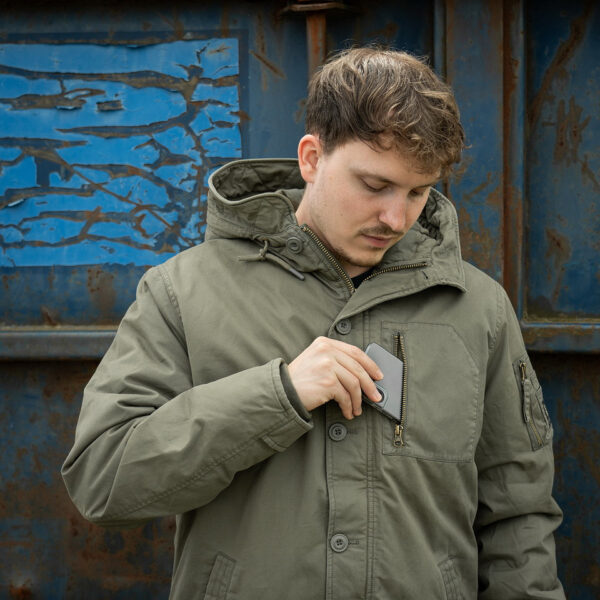 Commander Army Parka17 De Fostex Commander Army Parka combineert tijdloze stijl met moderne functionaliteit. Gemaakt van 100% katoen met een gewassen look, biedt deze mid-length parka ultiem comfort en warmte tijdens de koudere maanden. Met zorgvuldig ontworpen details zoals brushed look SAB® ritsen, een bomber-pocket op de mouw en fijn geweven labels, is deze jas zowel stijlvol als praktisch. De parka is ontworpen voor zowel outdoor-activiteiten als casual wear, en biedt een perfecte balans tussen bescherming tegen de elementen en een trendy, militaire look. De gevoerde capuchon en fleecevoering in de steekzakken zorgen voor extra warmte, terwijl de diverse zakken met ritsen en drukknoopsluitingen volop opbergruimte bieden. <div><a title="Maattabel" href="https://dump.dev.newagents.nl/wp-content/uploads/2024/08/Commander-Army-Parka-maattabel.png" target="_blank" rel="noopener"><button><span style="color: #ef471f; font-size: medium;"><strong>Maattabel</strong></span></button></a></div> <div></div>