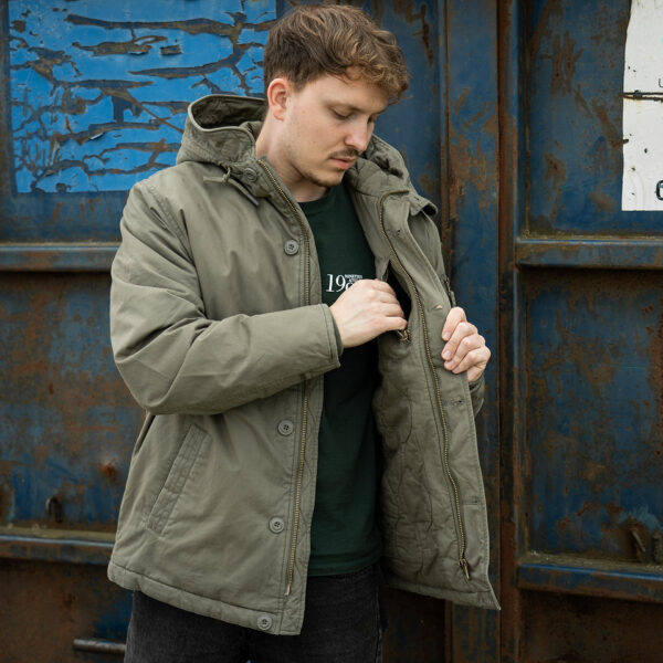 Commander Army Parka18 De Fostex Commander Army Parka combineert tijdloze stijl met moderne functionaliteit. Gemaakt van 100% katoen met een gewassen look, biedt deze mid-length parka ultiem comfort en warmte tijdens de koudere maanden. Met zorgvuldig ontworpen details zoals brushed look SAB® ritsen, een bomber-pocket op de mouw en fijn geweven labels, is deze jas zowel stijlvol als praktisch. De parka is ontworpen voor zowel outdoor-activiteiten als casual wear, en biedt een perfecte balans tussen bescherming tegen de elementen en een trendy, militaire look. De gevoerde capuchon en fleecevoering in de steekzakken zorgen voor extra warmte, terwijl de diverse zakken met ritsen en drukknoopsluitingen volop opbergruimte bieden. <div><a title="Maattabel" href="https://dump.dev.newagents.nl/wp-content/uploads/2024/08/Commander-Army-Parka-maattabel.png" target="_blank" rel="noopener"><button><span style="color: #ef471f; font-size: medium;"><strong>Maattabel</strong></span></button></a></div> <div></div>