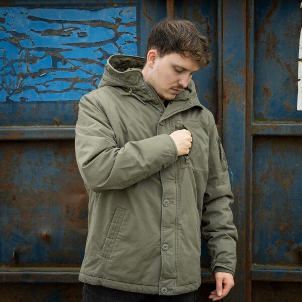 Commander Army Parka19 De Fostex Commander Army Parka combineert tijdloze stijl met moderne functionaliteit. Gemaakt van 100% katoen met een gewassen look, biedt deze mid-length parka ultiem comfort en warmte tijdens de koudere maanden. Met zorgvuldig ontworpen details zoals brushed look SAB® ritsen, een bomber-pocket op de mouw en fijn geweven labels, is deze jas zowel stijlvol als praktisch. De parka is ontworpen voor zowel outdoor-activiteiten als casual wear, en biedt een perfecte balans tussen bescherming tegen de elementen en een trendy, militaire look. De gevoerde capuchon en fleecevoering in de steekzakken zorgen voor extra warmte, terwijl de diverse zakken met ritsen en drukknoopsluitingen volop opbergruimte bieden. <div><a title="Maattabel" href="https://dump.dev.newagents.nl/wp-content/uploads/2024/08/Commander-Army-Parka-maattabel.png" target="_blank" rel="noopener"><button><span style="color: #ef471f; font-size: medium;"><strong>Maattabel</strong></span></button></a></div> <div></div>