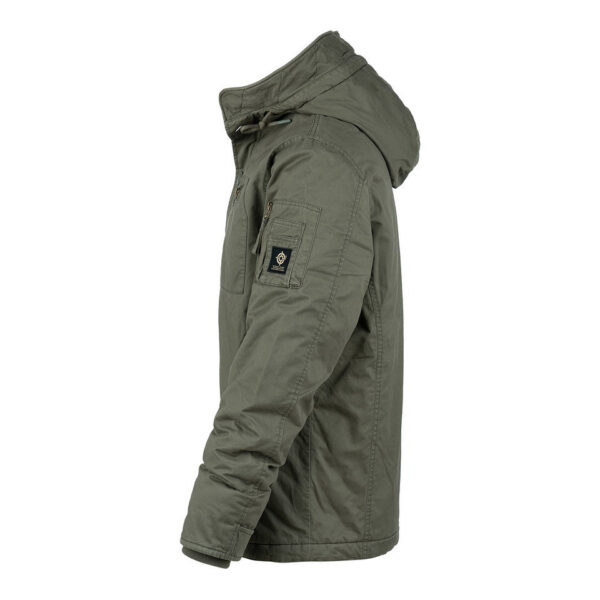 Commander Army Parka2 De Fostex Commander Army Parka combineert tijdloze stijl met moderne functionaliteit. Gemaakt van 100% katoen met een gewassen look, biedt deze mid-length parka ultiem comfort en warmte tijdens de koudere maanden. Met zorgvuldig ontworpen details zoals brushed look SAB® ritsen, een bomber-pocket op de mouw en fijn geweven labels, is deze jas zowel stijlvol als praktisch. De parka is ontworpen voor zowel outdoor-activiteiten als casual wear, en biedt een perfecte balans tussen bescherming tegen de elementen en een trendy, militaire look. De gevoerde capuchon en fleecevoering in de steekzakken zorgen voor extra warmte, terwijl de diverse zakken met ritsen en drukknoopsluitingen volop opbergruimte bieden. <div><a title="Maattabel" href="https://dump.dev.newagents.nl/wp-content/uploads/2024/08/Commander-Army-Parka-maattabel.png" target="_blank" rel="noopener"><button><span style="color: #ef471f; font-size: medium;"><strong>Maattabel</strong></span></button></a></div> <div></div>