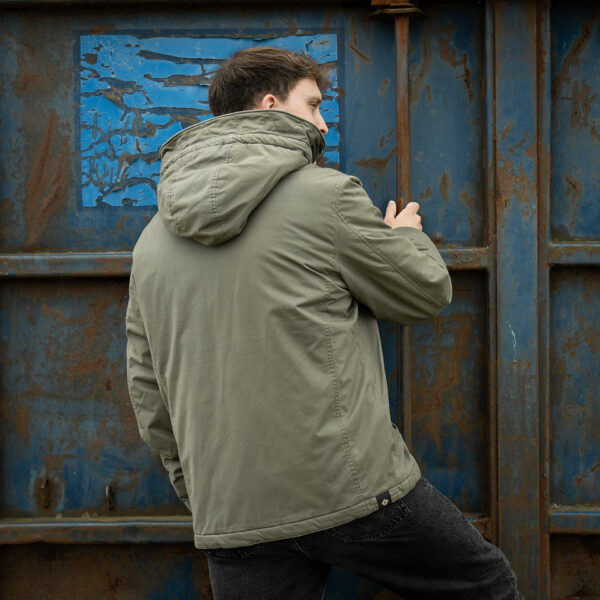 Commander Army Parka20 De Fostex Commander Army Parka combineert tijdloze stijl met moderne functionaliteit. Gemaakt van 100% katoen met een gewassen look, biedt deze mid-length parka ultiem comfort en warmte tijdens de koudere maanden. Met zorgvuldig ontworpen details zoals brushed look SAB® ritsen, een bomber-pocket op de mouw en fijn geweven labels, is deze jas zowel stijlvol als praktisch. De parka is ontworpen voor zowel outdoor-activiteiten als casual wear, en biedt een perfecte balans tussen bescherming tegen de elementen en een trendy, militaire look. De gevoerde capuchon en fleecevoering in de steekzakken zorgen voor extra warmte, terwijl de diverse zakken met ritsen en drukknoopsluitingen volop opbergruimte bieden. <div><a title="Maattabel" href="https://dump.dev.newagents.nl/wp-content/uploads/2024/08/Commander-Army-Parka-maattabel.png" target="_blank" rel="noopener"><button><span style="color: #ef471f; font-size: medium;"><strong>Maattabel</strong></span></button></a></div> <div></div>