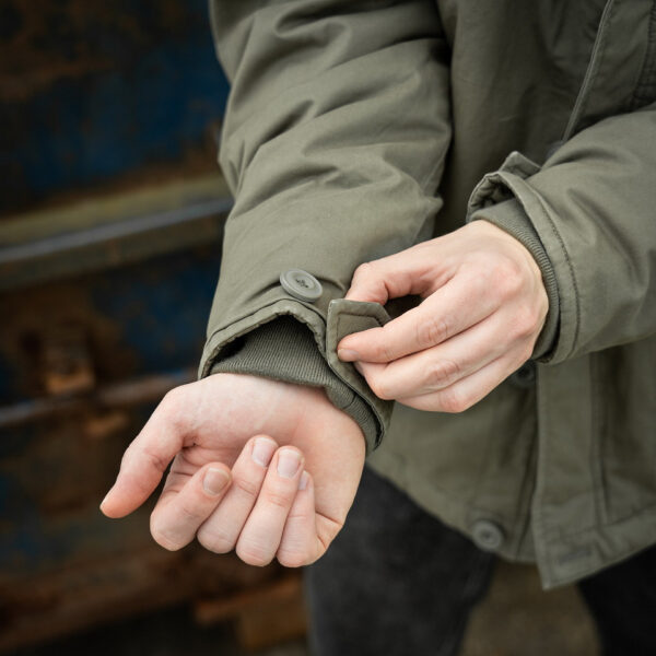 Commander Army Parka21 De Fostex Commander Army Parka combineert tijdloze stijl met moderne functionaliteit. Gemaakt van 100% katoen met een gewassen look, biedt deze mid-length parka ultiem comfort en warmte tijdens de koudere maanden. Met zorgvuldig ontworpen details zoals brushed look SAB® ritsen, een bomber-pocket op de mouw en fijn geweven labels, is deze jas zowel stijlvol als praktisch. De parka is ontworpen voor zowel outdoor-activiteiten als casual wear, en biedt een perfecte balans tussen bescherming tegen de elementen en een trendy, militaire look. De gevoerde capuchon en fleecevoering in de steekzakken zorgen voor extra warmte, terwijl de diverse zakken met ritsen en drukknoopsluitingen volop opbergruimte bieden. <div><a title="Maattabel" href="https://dump.dev.newagents.nl/wp-content/uploads/2024/08/Commander-Army-Parka-maattabel.png" target="_blank" rel="noopener"><button><span style="color: #ef471f; font-size: medium;"><strong>Maattabel</strong></span></button></a></div> <div></div>