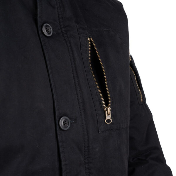Commander Army Parka27 De Fostex Commander Army Parka combineert tijdloze stijl met moderne functionaliteit. Gemaakt van 100% katoen met een gewassen look, biedt deze mid-length parka ultiem comfort en warmte tijdens de koudere maanden. Met zorgvuldig ontworpen details zoals brushed look SAB® ritsen, een bomber-pocket op de mouw en fijn geweven labels, is deze jas zowel stijlvol als praktisch. De parka is ontworpen voor zowel outdoor-activiteiten als casual wear, en biedt een perfecte balans tussen bescherming tegen de elementen en een trendy, militaire look. De gevoerde capuchon en fleecevoering in de steekzakken zorgen voor extra warmte, terwijl de diverse zakken met ritsen en drukknoopsluitingen volop opbergruimte bieden. <div><a title="Maattabel" href="https://dump.dev.newagents.nl/wp-content/uploads/2024/08/Commander-Army-Parka-maattabel.png" target="_blank" rel="noopener"><button><span style="color: #ef471f; font-size: medium;"><strong>Maattabel</strong></span></button></a></div> <div></div>