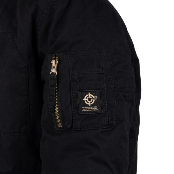 Commander Army Parka28 De Fostex Commander Army Parka combineert tijdloze stijl met moderne functionaliteit. Gemaakt van 100% katoen met een gewassen look, biedt deze mid-length parka ultiem comfort en warmte tijdens de koudere maanden. Met zorgvuldig ontworpen details zoals brushed look SAB® ritsen, een bomber-pocket op de mouw en fijn geweven labels, is deze jas zowel stijlvol als praktisch. De parka is ontworpen voor zowel outdoor-activiteiten als casual wear, en biedt een perfecte balans tussen bescherming tegen de elementen en een trendy, militaire look. De gevoerde capuchon en fleecevoering in de steekzakken zorgen voor extra warmte, terwijl de diverse zakken met ritsen en drukknoopsluitingen volop opbergruimte bieden. <div><a title="Maattabel" href="https://dump.dev.newagents.nl/wp-content/uploads/2024/08/Commander-Army-Parka-maattabel.png" target="_blank" rel="noopener"><button><span style="color: #ef471f; font-size: medium;"><strong>Maattabel</strong></span></button></a></div> <div></div>