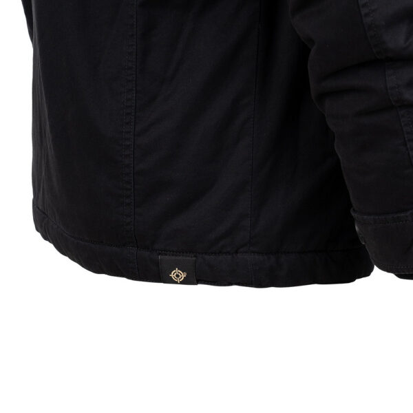 Commander Army Parka29 De Fostex Commander Army Parka combineert tijdloze stijl met moderne functionaliteit. Gemaakt van 100% katoen met een gewassen look, biedt deze mid-length parka ultiem comfort en warmte tijdens de koudere maanden. Met zorgvuldig ontworpen details zoals brushed look SAB® ritsen, een bomber-pocket op de mouw en fijn geweven labels, is deze jas zowel stijlvol als praktisch. De parka is ontworpen voor zowel outdoor-activiteiten als casual wear, en biedt een perfecte balans tussen bescherming tegen de elementen en een trendy, militaire look. De gevoerde capuchon en fleecevoering in de steekzakken zorgen voor extra warmte, terwijl de diverse zakken met ritsen en drukknoopsluitingen volop opbergruimte bieden. <div><a title="Maattabel" href="https://dump.dev.newagents.nl/wp-content/uploads/2024/08/Commander-Army-Parka-maattabel.png" target="_blank" rel="noopener"><button><span style="color: #ef471f; font-size: medium;"><strong>Maattabel</strong></span></button></a></div> <div></div>