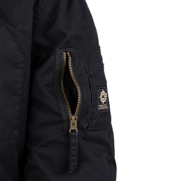 Commander Army Parka30 De Fostex Commander Army Parka combineert tijdloze stijl met moderne functionaliteit. Gemaakt van 100% katoen met een gewassen look, biedt deze mid-length parka ultiem comfort en warmte tijdens de koudere maanden. Met zorgvuldig ontworpen details zoals brushed look SAB® ritsen, een bomber-pocket op de mouw en fijn geweven labels, is deze jas zowel stijlvol als praktisch. De parka is ontworpen voor zowel outdoor-activiteiten als casual wear, en biedt een perfecte balans tussen bescherming tegen de elementen en een trendy, militaire look. De gevoerde capuchon en fleecevoering in de steekzakken zorgen voor extra warmte, terwijl de diverse zakken met ritsen en drukknoopsluitingen volop opbergruimte bieden. <div><a title="Maattabel" href="https://dump.dev.newagents.nl/wp-content/uploads/2024/08/Commander-Army-Parka-maattabel.png" target="_blank" rel="noopener"><button><span style="color: #ef471f; font-size: medium;"><strong>Maattabel</strong></span></button></a></div> <div></div>