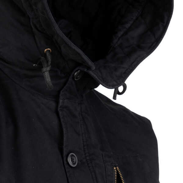 Commander Army Parka31 De Fostex Commander Army Parka combineert tijdloze stijl met moderne functionaliteit. Gemaakt van 100% katoen met een gewassen look, biedt deze mid-length parka ultiem comfort en warmte tijdens de koudere maanden. Met zorgvuldig ontworpen details zoals brushed look SAB® ritsen, een bomber-pocket op de mouw en fijn geweven labels, is deze jas zowel stijlvol als praktisch. De parka is ontworpen voor zowel outdoor-activiteiten als casual wear, en biedt een perfecte balans tussen bescherming tegen de elementen en een trendy, militaire look. De gevoerde capuchon en fleecevoering in de steekzakken zorgen voor extra warmte, terwijl de diverse zakken met ritsen en drukknoopsluitingen volop opbergruimte bieden. <div><a title="Maattabel" href="https://dump.dev.newagents.nl/wp-content/uploads/2024/08/Commander-Army-Parka-maattabel.png" target="_blank" rel="noopener"><button><span style="color: #ef471f; font-size: medium;"><strong>Maattabel</strong></span></button></a></div> <div></div>