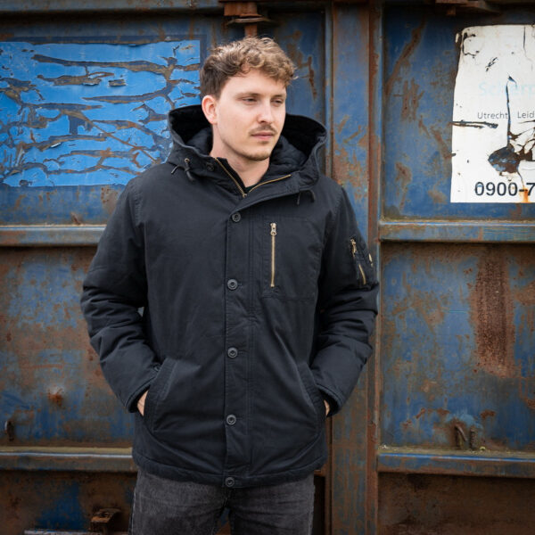 Commander Army Parka32 De Fostex Commander Army Parka combineert tijdloze stijl met moderne functionaliteit. Gemaakt van 100% katoen met een gewassen look, biedt deze mid-length parka ultiem comfort en warmte tijdens de koudere maanden. Met zorgvuldig ontworpen details zoals brushed look SAB® ritsen, een bomber-pocket op de mouw en fijn geweven labels, is deze jas zowel stijlvol als praktisch. De parka is ontworpen voor zowel outdoor-activiteiten als casual wear, en biedt een perfecte balans tussen bescherming tegen de elementen en een trendy, militaire look. De gevoerde capuchon en fleecevoering in de steekzakken zorgen voor extra warmte, terwijl de diverse zakken met ritsen en drukknoopsluitingen volop opbergruimte bieden. <div><a title="Maattabel" href="https://dump.dev.newagents.nl/wp-content/uploads/2024/08/Commander-Army-Parka-maattabel.png" target="_blank" rel="noopener"><button><span style="color: #ef471f; font-size: medium;"><strong>Maattabel</strong></span></button></a></div> <div></div>