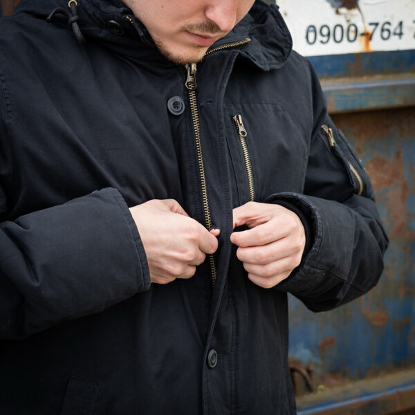 Commander Army Parka34 De Fostex Commander Army Parka combineert tijdloze stijl met moderne functionaliteit. Gemaakt van 100% katoen met een gewassen look, biedt deze mid-length parka ultiem comfort en warmte tijdens de koudere maanden. Met zorgvuldig ontworpen details zoals brushed look SAB® ritsen, een bomber-pocket op de mouw en fijn geweven labels, is deze jas zowel stijlvol als praktisch. De parka is ontworpen voor zowel outdoor-activiteiten als casual wear, en biedt een perfecte balans tussen bescherming tegen de elementen en een trendy, militaire look. De gevoerde capuchon en fleecevoering in de steekzakken zorgen voor extra warmte, terwijl de diverse zakken met ritsen en drukknoopsluitingen volop opbergruimte bieden. <div><a title="Maattabel" href="https://dump.dev.newagents.nl/wp-content/uploads/2024/08/Commander-Army-Parka-maattabel.png" target="_blank" rel="noopener"><button><span style="color: #ef471f; font-size: medium;"><strong>Maattabel</strong></span></button></a></div> <div></div>