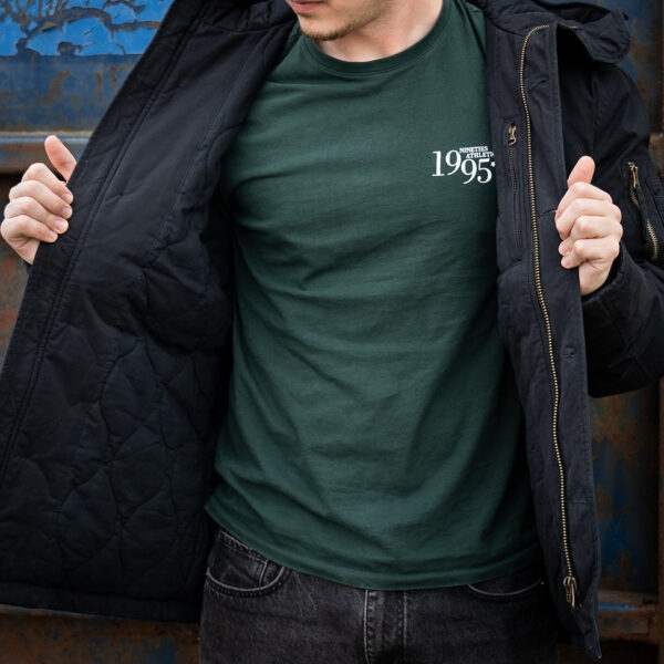 Commander Army Parka36 De Fostex Commander Army Parka combineert tijdloze stijl met moderne functionaliteit. Gemaakt van 100% katoen met een gewassen look, biedt deze mid-length parka ultiem comfort en warmte tijdens de koudere maanden. Met zorgvuldig ontworpen details zoals brushed look SAB® ritsen, een bomber-pocket op de mouw en fijn geweven labels, is deze jas zowel stijlvol als praktisch. De parka is ontworpen voor zowel outdoor-activiteiten als casual wear, en biedt een perfecte balans tussen bescherming tegen de elementen en een trendy, militaire look. De gevoerde capuchon en fleecevoering in de steekzakken zorgen voor extra warmte, terwijl de diverse zakken met ritsen en drukknoopsluitingen volop opbergruimte bieden. <div><a title="Maattabel" href="https://dump.dev.newagents.nl/wp-content/uploads/2024/08/Commander-Army-Parka-maattabel.png" target="_blank" rel="noopener"><button><span style="color: #ef471f; font-size: medium;"><strong>Maattabel</strong></span></button></a></div> <div></div>