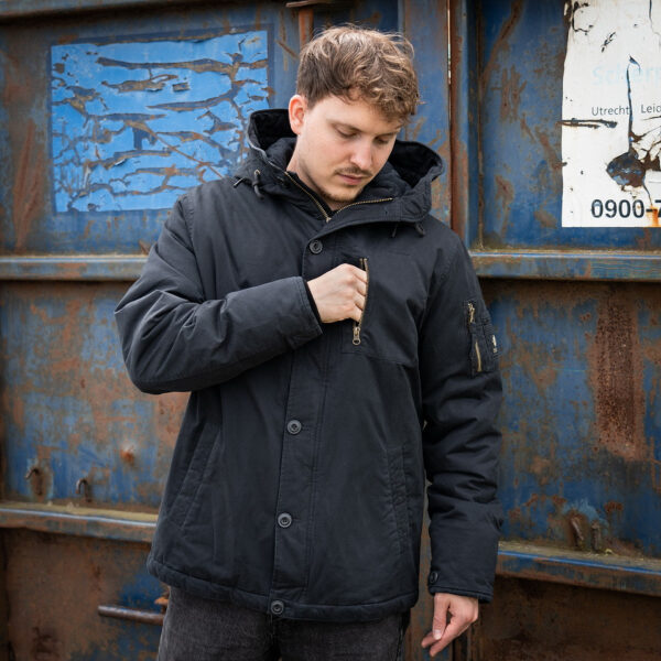 Commander Army Parka37 De Fostex Commander Army Parka combineert tijdloze stijl met moderne functionaliteit. Gemaakt van 100% katoen met een gewassen look, biedt deze mid-length parka ultiem comfort en warmte tijdens de koudere maanden. Met zorgvuldig ontworpen details zoals brushed look SAB® ritsen, een bomber-pocket op de mouw en fijn geweven labels, is deze jas zowel stijlvol als praktisch. De parka is ontworpen voor zowel outdoor-activiteiten als casual wear, en biedt een perfecte balans tussen bescherming tegen de elementen en een trendy, militaire look. De gevoerde capuchon en fleecevoering in de steekzakken zorgen voor extra warmte, terwijl de diverse zakken met ritsen en drukknoopsluitingen volop opbergruimte bieden. <div><a title="Maattabel" href="https://dump.dev.newagents.nl/wp-content/uploads/2024/08/Commander-Army-Parka-maattabel.png" target="_blank" rel="noopener"><button><span style="color: #ef471f; font-size: medium;"><strong>Maattabel</strong></span></button></a></div> <div></div>