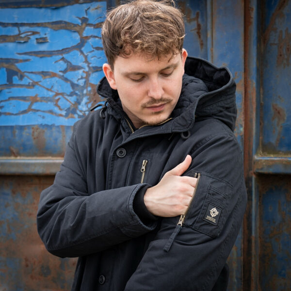 Commander Army Parka38 De Fostex Commander Army Parka combineert tijdloze stijl met moderne functionaliteit. Gemaakt van 100% katoen met een gewassen look, biedt deze mid-length parka ultiem comfort en warmte tijdens de koudere maanden. Met zorgvuldig ontworpen details zoals brushed look SAB® ritsen, een bomber-pocket op de mouw en fijn geweven labels, is deze jas zowel stijlvol als praktisch. De parka is ontworpen voor zowel outdoor-activiteiten als casual wear, en biedt een perfecte balans tussen bescherming tegen de elementen en een trendy, militaire look. De gevoerde capuchon en fleecevoering in de steekzakken zorgen voor extra warmte, terwijl de diverse zakken met ritsen en drukknoopsluitingen volop opbergruimte bieden. <div><a title="Maattabel" href="https://dump.dev.newagents.nl/wp-content/uploads/2024/08/Commander-Army-Parka-maattabel.png" target="_blank" rel="noopener"><button><span style="color: #ef471f; font-size: medium;"><strong>Maattabel</strong></span></button></a></div> <div></div>