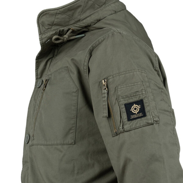 Commander Army Parka4 De Fostex Commander Army Parka combineert tijdloze stijl met moderne functionaliteit. Gemaakt van 100% katoen met een gewassen look, biedt deze mid-length parka ultiem comfort en warmte tijdens de koudere maanden. Met zorgvuldig ontworpen details zoals brushed look SAB® ritsen, een bomber-pocket op de mouw en fijn geweven labels, is deze jas zowel stijlvol als praktisch. De parka is ontworpen voor zowel outdoor-activiteiten als casual wear, en biedt een perfecte balans tussen bescherming tegen de elementen en een trendy, militaire look. De gevoerde capuchon en fleecevoering in de steekzakken zorgen voor extra warmte, terwijl de diverse zakken met ritsen en drukknoopsluitingen volop opbergruimte bieden. <div><a title="Maattabel" href="https://dump.dev.newagents.nl/wp-content/uploads/2024/08/Commander-Army-Parka-maattabel.png" target="_blank" rel="noopener"><button><span style="color: #ef471f; font-size: medium;"><strong>Maattabel</strong></span></button></a></div> <div></div>