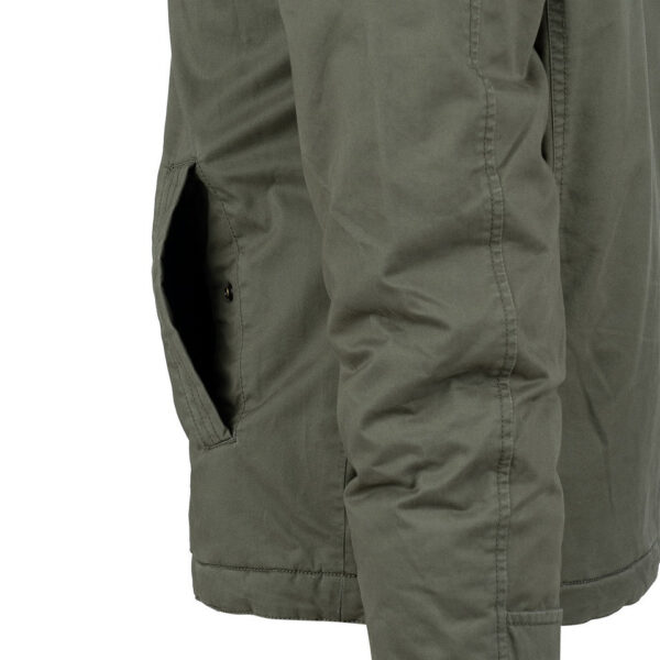 Commander Army Parka5 De Fostex Commander Army Parka combineert tijdloze stijl met moderne functionaliteit. Gemaakt van 100% katoen met een gewassen look, biedt deze mid-length parka ultiem comfort en warmte tijdens de koudere maanden. Met zorgvuldig ontworpen details zoals brushed look SAB® ritsen, een bomber-pocket op de mouw en fijn geweven labels, is deze jas zowel stijlvol als praktisch. De parka is ontworpen voor zowel outdoor-activiteiten als casual wear, en biedt een perfecte balans tussen bescherming tegen de elementen en een trendy, militaire look. De gevoerde capuchon en fleecevoering in de steekzakken zorgen voor extra warmte, terwijl de diverse zakken met ritsen en drukknoopsluitingen volop opbergruimte bieden. <div><a title="Maattabel" href="https://dump.dev.newagents.nl/wp-content/uploads/2024/08/Commander-Army-Parka-maattabel.png" target="_blank" rel="noopener"><button><span style="color: #ef471f; font-size: medium;"><strong>Maattabel</strong></span></button></a></div> <div></div>