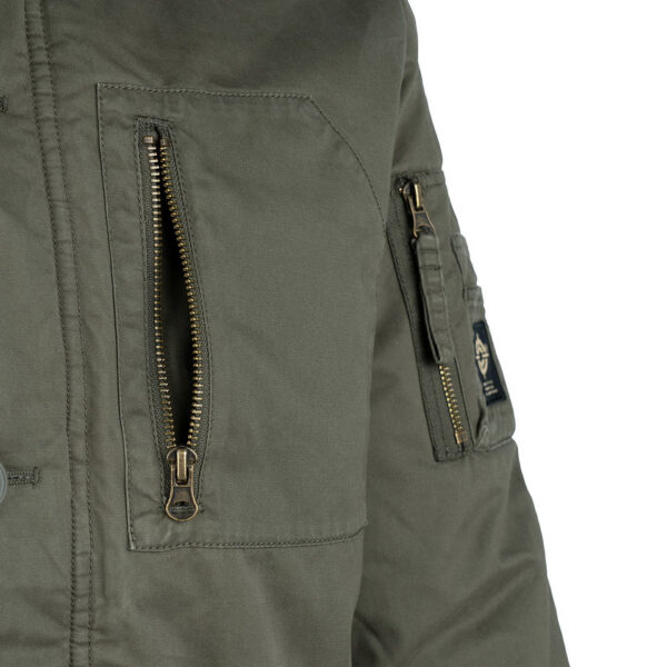 Commander Army Parka6 De Fostex Commander Army Parka combineert tijdloze stijl met moderne functionaliteit. Gemaakt van 100% katoen met een gewassen look, biedt deze mid-length parka ultiem comfort en warmte tijdens de koudere maanden. Met zorgvuldig ontworpen details zoals brushed look SAB® ritsen, een bomber-pocket op de mouw en fijn geweven labels, is deze jas zowel stijlvol als praktisch. De parka is ontworpen voor zowel outdoor-activiteiten als casual wear, en biedt een perfecte balans tussen bescherming tegen de elementen en een trendy, militaire look. De gevoerde capuchon en fleecevoering in de steekzakken zorgen voor extra warmte, terwijl de diverse zakken met ritsen en drukknoopsluitingen volop opbergruimte bieden. <div><a title="Maattabel" href="https://dump.dev.newagents.nl/wp-content/uploads/2024/08/Commander-Army-Parka-maattabel.png" target="_blank" rel="noopener"><button><span style="color: #ef471f; font-size: medium;"><strong>Maattabel</strong></span></button></a></div> <div></div>