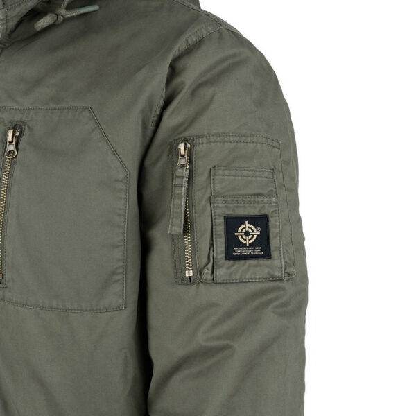 Commander Army Parka7 De Fostex Commander Army Parka combineert tijdloze stijl met moderne functionaliteit. Gemaakt van 100% katoen met een gewassen look, biedt deze mid-length parka ultiem comfort en warmte tijdens de koudere maanden. Met zorgvuldig ontworpen details zoals brushed look SAB® ritsen, een bomber-pocket op de mouw en fijn geweven labels, is deze jas zowel stijlvol als praktisch. De parka is ontworpen voor zowel outdoor-activiteiten als casual wear, en biedt een perfecte balans tussen bescherming tegen de elementen en een trendy, militaire look. De gevoerde capuchon en fleecevoering in de steekzakken zorgen voor extra warmte, terwijl de diverse zakken met ritsen en drukknoopsluitingen volop opbergruimte bieden. <div><a title="Maattabel" href="https://dump.dev.newagents.nl/wp-content/uploads/2024/08/Commander-Army-Parka-maattabel.png" target="_blank" rel="noopener"><button><span style="color: #ef471f; font-size: medium;"><strong>Maattabel</strong></span></button></a></div> <div></div>