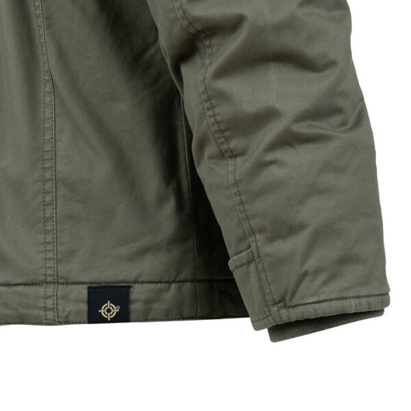 Commander Army Parka8 De Fostex Commander Army Parka combineert tijdloze stijl met moderne functionaliteit. Gemaakt van 100% katoen met een gewassen look, biedt deze mid-length parka ultiem comfort en warmte tijdens de koudere maanden. Met zorgvuldig ontworpen details zoals brushed look SAB® ritsen, een bomber-pocket op de mouw en fijn geweven labels, is deze jas zowel stijlvol als praktisch. De parka is ontworpen voor zowel outdoor-activiteiten als casual wear, en biedt een perfecte balans tussen bescherming tegen de elementen en een trendy, militaire look. De gevoerde capuchon en fleecevoering in de steekzakken zorgen voor extra warmte, terwijl de diverse zakken met ritsen en drukknoopsluitingen volop opbergruimte bieden. <div><a title="Maattabel" href="https://dump.dev.newagents.nl/wp-content/uploads/2024/08/Commander-Army-Parka-maattabel.png" target="_blank" rel="noopener"><button><span style="color: #ef471f; font-size: medium;"><strong>Maattabel</strong></span></button></a></div> <div></div>