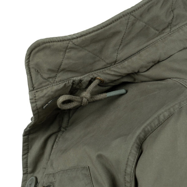 Commander Army Parka9 De Fostex Commander Army Parka combineert tijdloze stijl met moderne functionaliteit. Gemaakt van 100% katoen met een gewassen look, biedt deze mid-length parka ultiem comfort en warmte tijdens de koudere maanden. Met zorgvuldig ontworpen details zoals brushed look SAB® ritsen, een bomber-pocket op de mouw en fijn geweven labels, is deze jas zowel stijlvol als praktisch. De parka is ontworpen voor zowel outdoor-activiteiten als casual wear, en biedt een perfecte balans tussen bescherming tegen de elementen en een trendy, militaire look. De gevoerde capuchon en fleecevoering in de steekzakken zorgen voor extra warmte, terwijl de diverse zakken met ritsen en drukknoopsluitingen volop opbergruimte bieden. <div><a title="Maattabel" href="https://dump.dev.newagents.nl/wp-content/uploads/2024/08/Commander-Army-Parka-maattabel.png" target="_blank" rel="noopener"><button><span style="color: #ef471f; font-size: medium;"><strong>Maattabel</strong></span></button></a></div> <div></div>