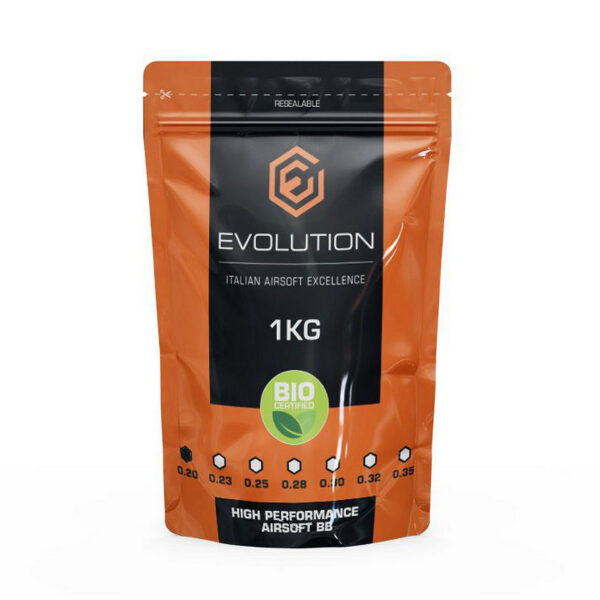 Evolution 020g High Performance BBs Bio 1kg zak De Evolution 0,20g High Performance BBs Bio bieden een ongeëvenaarde combinatie van prestaties en milieuvriendelijkheid, speciaal ontworpen voor de veeleisende airsoft-enthousiast. Deze BBs zijn vervaardigd uit PLA, een biologisch afbreekbaar materiaal afkomstig van hernieuwbare plantaardige bronnen, wat zorgt voor een lagere milieu-impact en een duurzamer spel. Met een maat van 5,95 mm en een nauwkeurigheidstolerantie van ±0,01 mm, zijn deze BBs perfect voor gebruik met hoogwaardige airsoft replica's. De gladde, uniforme oppervlakte van de BBs draagt bij aan verbeterde schietnauwkeurigheid en consistentie, terwijl geavanceerde productietechnologie luchtbellen voorkomt, waardoor een perfecte balans wordt gegarandeerd. Deze BBs zijn gecertificeerd in Italië door het CSI-laboratorium van de IMQ-groep, wat hun hoge kwaliteit en veiligheid bevestigt. Dankzij hun biologisch afbreekbare samenstelling breken Evolution BBs gemakkelijk af in composteerbare omgevingen, wat helpt om vervuiling te verminderen. &nbsp;