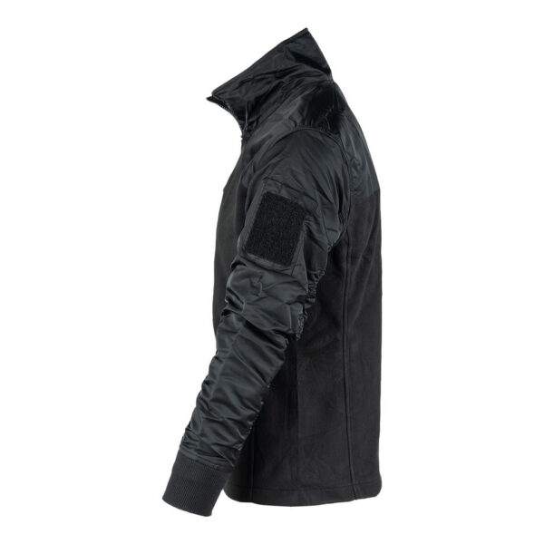 MA 1 Fleece Bomber Jacket10 De MA-1 Fleece Bomber Jacket combineert het beste van twee werelden: het comfort van een fleecejack en het iconische ontwerp van het MA-1 Bomberjack. Dit jack is gemaakt van superzachte fleece met nylon mouwen, waardoor het zowel warm als duurzaam is. Het jack is voorzien van een hoge kraag die extra bescherming biedt tegen de wind, perfect voor koude en winderige dagen. Het MA-1 Fleece Bomber Jacket is uitgerust met premium SBS ritsen voor soepele en betrouwbare sluiting. Twee zakken met ritssluiting aan de voorkant bieden voldoende opbergruimte voor je essentials, terwijl een borstzak met ritssluiting een handige plek biedt voor kleinere items. Het tijdloze ontwerp en de hoogwaardige materialen maken dit jack een uitstekende keuze voor dagelijks gebruik.