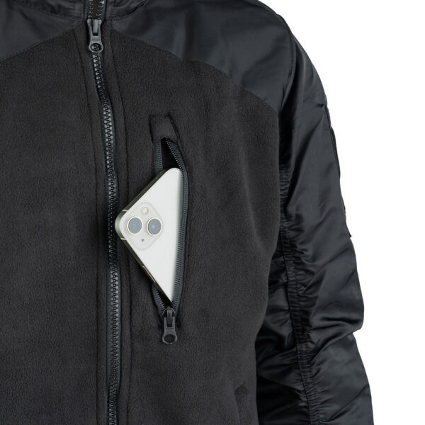 MA 1 Fleece Bomber Jacket14 De MA-1 Fleece Bomber Jacket combineert het beste van twee werelden: het comfort van een fleecejack en het iconische ontwerp van het MA-1 Bomberjack. Dit jack is gemaakt van superzachte fleece met nylon mouwen, waardoor het zowel warm als duurzaam is. Het jack is voorzien van een hoge kraag die extra bescherming biedt tegen de wind, perfect voor koude en winderige dagen. Het MA-1 Fleece Bomber Jacket is uitgerust met premium SBS ritsen voor soepele en betrouwbare sluiting. Twee zakken met ritssluiting aan de voorkant bieden voldoende opbergruimte voor je essentials, terwijl een borstzak met ritssluiting een handige plek biedt voor kleinere items. Het tijdloze ontwerp en de hoogwaardige materialen maken dit jack een uitstekende keuze voor dagelijks gebruik.
