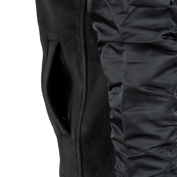 MA 1 Fleece Bomber Jacket15 De MA-1 Fleece Bomber Jacket combineert het beste van twee werelden: het comfort van een fleecejack en het iconische ontwerp van het MA-1 Bomberjack. Dit jack is gemaakt van superzachte fleece met nylon mouwen, waardoor het zowel warm als duurzaam is. Het jack is voorzien van een hoge kraag die extra bescherming biedt tegen de wind, perfect voor koude en winderige dagen. Het MA-1 Fleece Bomber Jacket is uitgerust met premium SBS ritsen voor soepele en betrouwbare sluiting. Twee zakken met ritssluiting aan de voorkant bieden voldoende opbergruimte voor je essentials, terwijl een borstzak met ritssluiting een handige plek biedt voor kleinere items. Het tijdloze ontwerp en de hoogwaardige materialen maken dit jack een uitstekende keuze voor dagelijks gebruik.