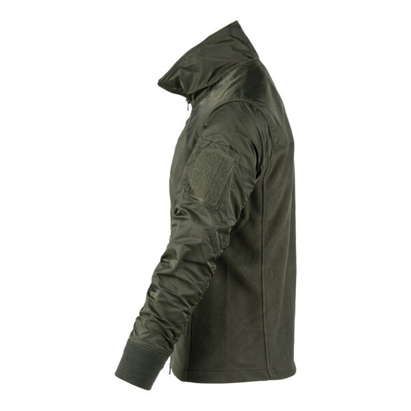 MA 1 Fleece Bomber Jacket2 De MA-1 Fleece Bomber Jacket combineert het beste van twee werelden: het comfort van een fleecejack en het iconische ontwerp van het MA-1 Bomberjack. Dit jack is gemaakt van superzachte fleece met nylon mouwen, waardoor het zowel warm als duurzaam is. Het jack is voorzien van een hoge kraag die extra bescherming biedt tegen de wind, perfect voor koude en winderige dagen. Het MA-1 Fleece Bomber Jacket is uitgerust met premium SBS ritsen voor soepele en betrouwbare sluiting. Twee zakken met ritssluiting aan de voorkant bieden voldoende opbergruimte voor je essentials, terwijl een borstzak met ritssluiting een handige plek biedt voor kleinere items. Het tijdloze ontwerp en de hoogwaardige materialen maken dit jack een uitstekende keuze voor dagelijks gebruik.