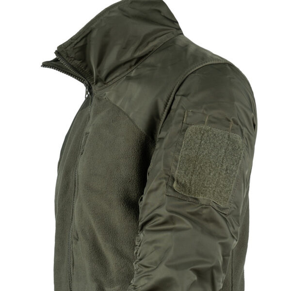 MA 1 Fleece Bomber Jacket4 De MA-1 Fleece Bomber Jacket combineert het beste van twee werelden: het comfort van een fleecejack en het iconische ontwerp van het MA-1 Bomberjack. Dit jack is gemaakt van superzachte fleece met nylon mouwen, waardoor het zowel warm als duurzaam is. Het jack is voorzien van een hoge kraag die extra bescherming biedt tegen de wind, perfect voor koude en winderige dagen. Het MA-1 Fleece Bomber Jacket is uitgerust met premium SBS ritsen voor soepele en betrouwbare sluiting. Twee zakken met ritssluiting aan de voorkant bieden voldoende opbergruimte voor je essentials, terwijl een borstzak met ritssluiting een handige plek biedt voor kleinere items. Het tijdloze ontwerp en de hoogwaardige materialen maken dit jack een uitstekende keuze voor dagelijks gebruik.