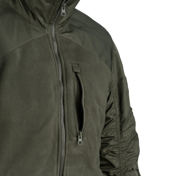 MA 1 Fleece Bomber Jacket5 De MA-1 Fleece Bomber Jacket combineert het beste van twee werelden: het comfort van een fleecejack en het iconische ontwerp van het MA-1 Bomberjack. Dit jack is gemaakt van superzachte fleece met nylon mouwen, waardoor het zowel warm als duurzaam is. Het jack is voorzien van een hoge kraag die extra bescherming biedt tegen de wind, perfect voor koude en winderige dagen. Het MA-1 Fleece Bomber Jacket is uitgerust met premium SBS ritsen voor soepele en betrouwbare sluiting. Twee zakken met ritssluiting aan de voorkant bieden voldoende opbergruimte voor je essentials, terwijl een borstzak met ritssluiting een handige plek biedt voor kleinere items. Het tijdloze ontwerp en de hoogwaardige materialen maken dit jack een uitstekende keuze voor dagelijks gebruik.