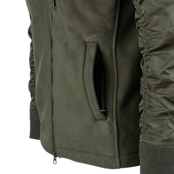 MA 1 Fleece Bomber Jacket7 De MA-1 Fleece Bomber Jacket combineert het beste van twee werelden: het comfort van een fleecejack en het iconische ontwerp van het MA-1 Bomberjack. Dit jack is gemaakt van superzachte fleece met nylon mouwen, waardoor het zowel warm als duurzaam is. Het jack is voorzien van een hoge kraag die extra bescherming biedt tegen de wind, perfect voor koude en winderige dagen. Het MA-1 Fleece Bomber Jacket is uitgerust met premium SBS ritsen voor soepele en betrouwbare sluiting. Twee zakken met ritssluiting aan de voorkant bieden voldoende opbergruimte voor je essentials, terwijl een borstzak met ritssluiting een handige plek biedt voor kleinere items. Het tijdloze ontwerp en de hoogwaardige materialen maken dit jack een uitstekende keuze voor dagelijks gebruik.