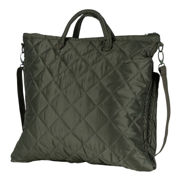Pilot helmtas1 De Pilot Helmtas is een tas die functionaliteit en stijl moeiteloos combineert. Gemaakt van 100% polyester, biedt deze tas duurzaamheid en bescherming voor je spullen, terwijl de opvallende oranje binnenkant een unieke look geeft. De tas is ruim en praktisch, perfect voor dagelijks gebruik of voor het veilig vervoeren van je helm en andere benodigdheden. Aan de binnenkant van de tas vind je twee handige zakken die ideaal zijn voor het organiseren van kleinere items. De tas is verder voorzien van twee voorvakken met ritssluiting, waardoor je gemakkelijk toegang hebt tot je essentials. De verstelbare draagriem met vulling zorgt voor extra comfort, zelfs wanneer de tas zwaar beladen is.