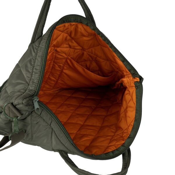 Pilot helmtas6 De Pilot Helmtas is een tas die functionaliteit en stijl moeiteloos combineert. Gemaakt van 100% polyester, biedt deze tas duurzaamheid en bescherming voor je spullen, terwijl de opvallende oranje binnenkant een unieke look geeft. De tas is ruim en praktisch, perfect voor dagelijks gebruik of voor het veilig vervoeren van je helm en andere benodigdheden. Aan de binnenkant van de tas vind je twee handige zakken die ideaal zijn voor het organiseren van kleinere items. De tas is verder voorzien van twee voorvakken met ritssluiting, waardoor je gemakkelijk toegang hebt tot je essentials. De verstelbare draagriem met vulling zorgt voor extra comfort, zelfs wanneer de tas zwaar beladen is.