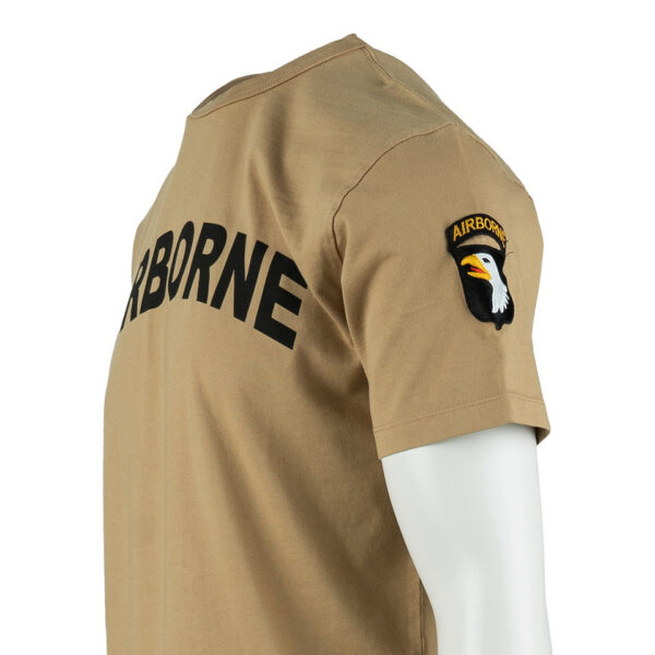 Premium T shirt 101st Airborne10 Het Premium 101st Airborne T-shirt combineert comfort, duurzaamheid en een unieke stijl. Gemaakt van 100% BCI-katoen, voelt dit T-shirt zacht aan en biedt het langdurig draagplezier. Door de garment dye behandeling krijgt het T-shirt een vintage uitstraling, waarbij subtiele kleur- en schaduwvariaties ontstaan. Dit maakt elk shirt uniek en geeft het een authentieke, doorleefde look. Het shirt is bovendien voorzien van geborduurde emblemen op de mouw, wat zorgt voor een stoere, militaire uitstraling met een washed effect. Met een kwaliteit van 240GSM is het T-shirt stevig en perfect voor dagelijks gebruik, terwijl het speciale verfproces zorgt voor een onderscheidend karakter. <a title="Maattabel" href="https://dump.dev.newagents.nl/wp-content/uploads/2024/08/Premium-T-shirt-101st-Airborne-Fostex-maattabel.png" target="_blank" rel="noopener noreferrer"><button><span style="color: #ef471f;font-size: medium"><strong>Maattabel</strong></span></button></a>