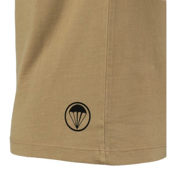 Premium T shirt 101st Airborne11 Het Premium 101st Airborne T-shirt combineert comfort, duurzaamheid en een unieke stijl. Gemaakt van 100% BCI-katoen, voelt dit T-shirt zacht aan en biedt het langdurig draagplezier. Door de garment dye behandeling krijgt het T-shirt een vintage uitstraling, waarbij subtiele kleur- en schaduwvariaties ontstaan. Dit maakt elk shirt uniek en geeft het een authentieke, doorleefde look. Het shirt is bovendien voorzien van geborduurde emblemen op de mouw, wat zorgt voor een stoere, militaire uitstraling met een washed effect. Met een kwaliteit van 240GSM is het T-shirt stevig en perfect voor dagelijks gebruik, terwijl het speciale verfproces zorgt voor een onderscheidend karakter. <a title="Maattabel" href="https://dump.dev.newagents.nl/wp-content/uploads/2024/08/Premium-T-shirt-101st-Airborne-Fostex-maattabel.png" target="_blank" rel="noopener noreferrer"><button><span style="color: #ef471f;font-size: medium"><strong>Maattabel</strong></span></button></a>