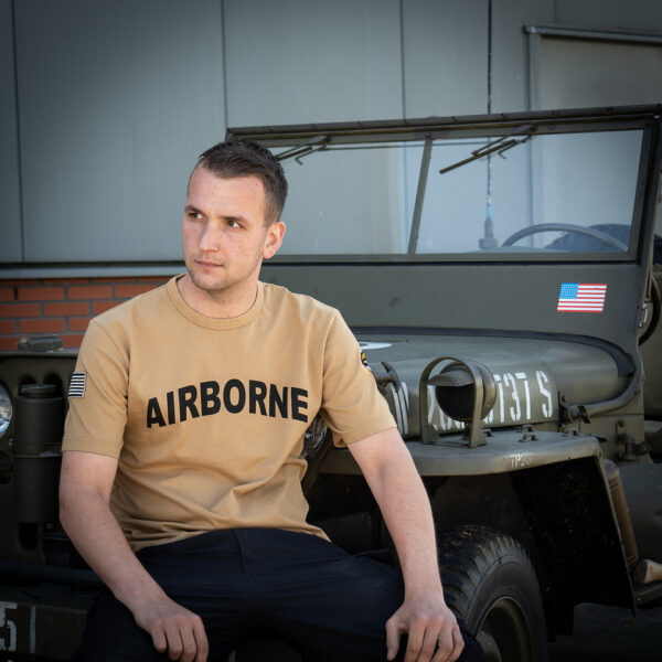 Premium T shirt 101st Airborne12 Het Premium 101st Airborne T-shirt combineert comfort, duurzaamheid en een unieke stijl. Gemaakt van 100% BCI-katoen, voelt dit T-shirt zacht aan en biedt het langdurig draagplezier. Door de garment dye behandeling krijgt het T-shirt een vintage uitstraling, waarbij subtiele kleur- en schaduwvariaties ontstaan. Dit maakt elk shirt uniek en geeft het een authentieke, doorleefde look. Het shirt is bovendien voorzien van geborduurde emblemen op de mouw, wat zorgt voor een stoere, militaire uitstraling met een washed effect. Met een kwaliteit van 240GSM is het T-shirt stevig en perfect voor dagelijks gebruik, terwijl het speciale verfproces zorgt voor een onderscheidend karakter. <a title="Maattabel" href="https://dump.dev.newagents.nl/wp-content/uploads/2024/08/Premium-T-shirt-101st-Airborne-Fostex-maattabel.png" target="_blank" rel="noopener noreferrer"><button><span style="color: #ef471f;font-size: medium"><strong>Maattabel</strong></span></button></a>