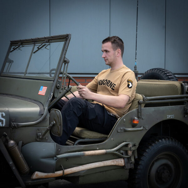 Premium T shirt 101st Airborne13 Het Premium 101st Airborne T-shirt combineert comfort, duurzaamheid en een unieke stijl. Gemaakt van 100% BCI-katoen, voelt dit T-shirt zacht aan en biedt het langdurig draagplezier. Door de garment dye behandeling krijgt het T-shirt een vintage uitstraling, waarbij subtiele kleur- en schaduwvariaties ontstaan. Dit maakt elk shirt uniek en geeft het een authentieke, doorleefde look. Het shirt is bovendien voorzien van geborduurde emblemen op de mouw, wat zorgt voor een stoere, militaire uitstraling met een washed effect. Met een kwaliteit van 240GSM is het T-shirt stevig en perfect voor dagelijks gebruik, terwijl het speciale verfproces zorgt voor een onderscheidend karakter. <a title="Maattabel" href="https://dump.dev.newagents.nl/wp-content/uploads/2024/08/Premium-T-shirt-101st-Airborne-Fostex-maattabel.png" target="_blank" rel="noopener noreferrer"><button><span style="color: #ef471f;font-size: medium"><strong>Maattabel</strong></span></button></a>
