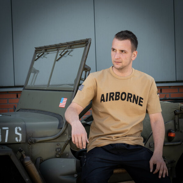 Premium T shirt 101st Airborne14 Het Premium 101st Airborne T-shirt combineert comfort, duurzaamheid en een unieke stijl. Gemaakt van 100% BCI-katoen, voelt dit T-shirt zacht aan en biedt het langdurig draagplezier. Door de garment dye behandeling krijgt het T-shirt een vintage uitstraling, waarbij subtiele kleur- en schaduwvariaties ontstaan. Dit maakt elk shirt uniek en geeft het een authentieke, doorleefde look. Het shirt is bovendien voorzien van geborduurde emblemen op de mouw, wat zorgt voor een stoere, militaire uitstraling met een washed effect. Met een kwaliteit van 240GSM is het T-shirt stevig en perfect voor dagelijks gebruik, terwijl het speciale verfproces zorgt voor een onderscheidend karakter. <a title="Maattabel" href="https://dump.dev.newagents.nl/wp-content/uploads/2024/08/Premium-T-shirt-101st-Airborne-Fostex-maattabel.png" target="_blank" rel="noopener noreferrer"><button><span style="color: #ef471f;font-size: medium"><strong>Maattabel</strong></span></button></a>