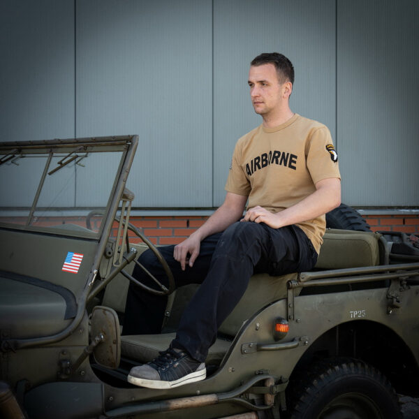 Premium T shirt 101st Airborne15 Het Premium 101st Airborne T-shirt combineert comfort, duurzaamheid en een unieke stijl. Gemaakt van 100% BCI-katoen, voelt dit T-shirt zacht aan en biedt het langdurig draagplezier. Door de garment dye behandeling krijgt het T-shirt een vintage uitstraling, waarbij subtiele kleur- en schaduwvariaties ontstaan. Dit maakt elk shirt uniek en geeft het een authentieke, doorleefde look. Het shirt is bovendien voorzien van geborduurde emblemen op de mouw, wat zorgt voor een stoere, militaire uitstraling met een washed effect. Met een kwaliteit van 240GSM is het T-shirt stevig en perfect voor dagelijks gebruik, terwijl het speciale verfproces zorgt voor een onderscheidend karakter. <a title="Maattabel" href="https://dump.dev.newagents.nl/wp-content/uploads/2024/08/Premium-T-shirt-101st-Airborne-Fostex-maattabel.png" target="_blank" rel="noopener noreferrer"><button><span style="color: #ef471f;font-size: medium"><strong>Maattabel</strong></span></button></a>