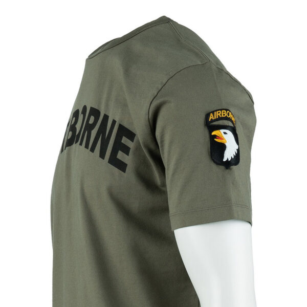Premium T shirt 101st Airborne2 Het Premium 101st Airborne T-shirt combineert comfort, duurzaamheid en een unieke stijl. Gemaakt van 100% BCI-katoen, voelt dit T-shirt zacht aan en biedt het langdurig draagplezier. Door de garment dye behandeling krijgt het T-shirt een vintage uitstraling, waarbij subtiele kleur- en schaduwvariaties ontstaan. Dit maakt elk shirt uniek en geeft het een authentieke, doorleefde look. Het shirt is bovendien voorzien van geborduurde emblemen op de mouw, wat zorgt voor een stoere, militaire uitstraling met een washed effect. Met een kwaliteit van 240GSM is het T-shirt stevig en perfect voor dagelijks gebruik, terwijl het speciale verfproces zorgt voor een onderscheidend karakter. <a title="Maattabel" href="https://dump.dev.newagents.nl/wp-content/uploads/2024/08/Premium-T-shirt-101st-Airborne-Fostex-maattabel.png" target="_blank" rel="noopener noreferrer"><button><span style="color: #ef471f;font-size: medium"><strong>Maattabel</strong></span></button></a>