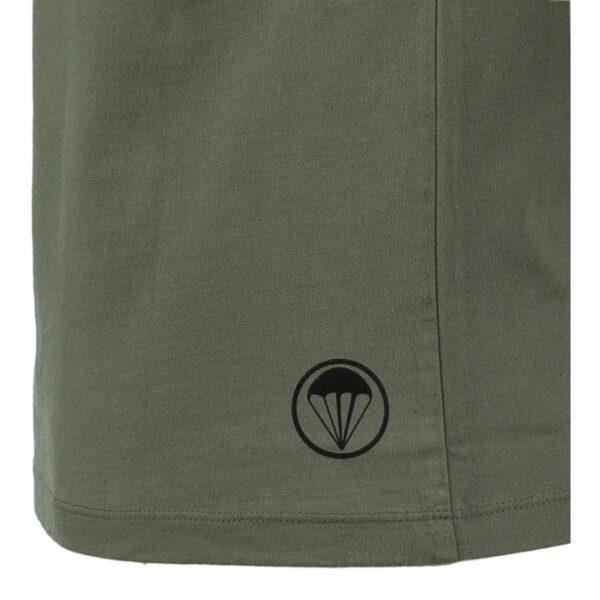 Premium T shirt 101st Airborne3 Het Premium 101st Airborne T-shirt combineert comfort, duurzaamheid en een unieke stijl. Gemaakt van 100% BCI-katoen, voelt dit T-shirt zacht aan en biedt het langdurig draagplezier. Door de garment dye behandeling krijgt het T-shirt een vintage uitstraling, waarbij subtiele kleur- en schaduwvariaties ontstaan. Dit maakt elk shirt uniek en geeft het een authentieke, doorleefde look. Het shirt is bovendien voorzien van geborduurde emblemen op de mouw, wat zorgt voor een stoere, militaire uitstraling met een washed effect. Met een kwaliteit van 240GSM is het T-shirt stevig en perfect voor dagelijks gebruik, terwijl het speciale verfproces zorgt voor een onderscheidend karakter. <a title="Maattabel" href="https://dump.dev.newagents.nl/wp-content/uploads/2024/08/Premium-T-shirt-101st-Airborne-Fostex-maattabel.png" target="_blank" rel="noopener noreferrer"><button><span style="color: #ef471f;font-size: medium"><strong>Maattabel</strong></span></button></a>