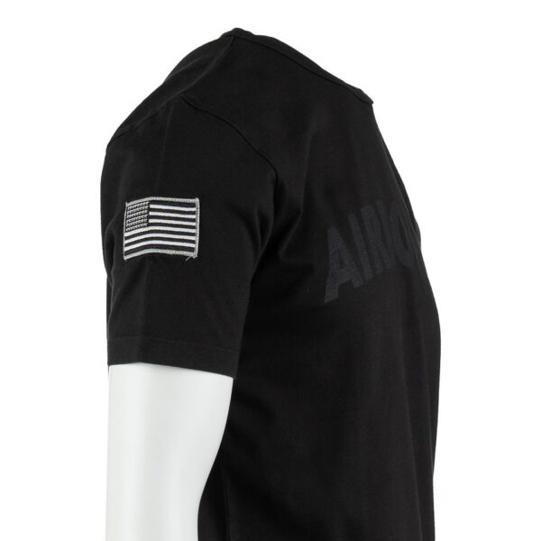 Premium T shirt 101st Airborne6 Het Premium 101st Airborne T-shirt combineert comfort, duurzaamheid en een unieke stijl. Gemaakt van 100% BCI-katoen, voelt dit T-shirt zacht aan en biedt het langdurig draagplezier. Door de garment dye behandeling krijgt het T-shirt een vintage uitstraling, waarbij subtiele kleur- en schaduwvariaties ontstaan. Dit maakt elk shirt uniek en geeft het een authentieke, doorleefde look. Het shirt is bovendien voorzien van geborduurde emblemen op de mouw, wat zorgt voor een stoere, militaire uitstraling met een washed effect. Met een kwaliteit van 240GSM is het T-shirt stevig en perfect voor dagelijks gebruik, terwijl het speciale verfproces zorgt voor een onderscheidend karakter. <a title="Maattabel" href="https://dump.dev.newagents.nl/wp-content/uploads/2024/08/Premium-T-shirt-101st-Airborne-Fostex-maattabel.png" target="_blank" rel="noopener noreferrer"><button><span style="color: #ef471f;font-size: medium"><strong>Maattabel</strong></span></button></a>