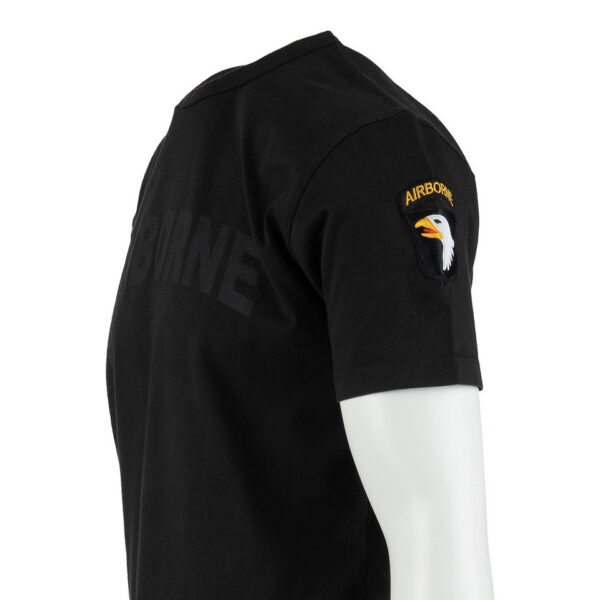 Premium T shirt 101st Airborne7 Het Premium 101st Airborne T-shirt combineert comfort, duurzaamheid en een unieke stijl. Gemaakt van 100% BCI-katoen, voelt dit T-shirt zacht aan en biedt het langdurig draagplezier. Door de garment dye behandeling krijgt het T-shirt een vintage uitstraling, waarbij subtiele kleur- en schaduwvariaties ontstaan. Dit maakt elk shirt uniek en geeft het een authentieke, doorleefde look. Het shirt is bovendien voorzien van geborduurde emblemen op de mouw, wat zorgt voor een stoere, militaire uitstraling met een washed effect. Met een kwaliteit van 240GSM is het T-shirt stevig en perfect voor dagelijks gebruik, terwijl het speciale verfproces zorgt voor een onderscheidend karakter. <a title="Maattabel" href="https://dump.dev.newagents.nl/wp-content/uploads/2024/08/Premium-T-shirt-101st-Airborne-Fostex-maattabel.png" target="_blank" rel="noopener noreferrer"><button><span style="color: #ef471f;font-size: medium"><strong>Maattabel</strong></span></button></a>