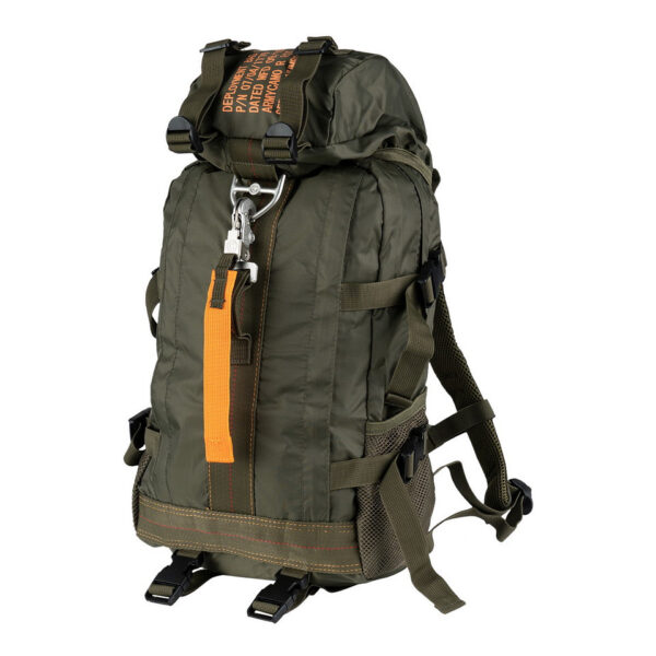 Parachute tas 8 rugtas commando De <strong>Parachute tas 8 / rugtas commando</strong> is een robuuste en stijlvolle rugtas, gemaakt van 100% duurzaam nylon. Deze tas is geïnspireerd op de uitrusting van commando's, compleet met een echte parachutesluiting ter decoratie. Of je nu op zoek bent naar een praktische tas voor dagelijks gebruik, outdoor activiteiten, of gewoon een stoere toevoeging aan je collectie, deze rugtas biedt de perfecte combinatie van functionaliteit en stijl. &nbsp;