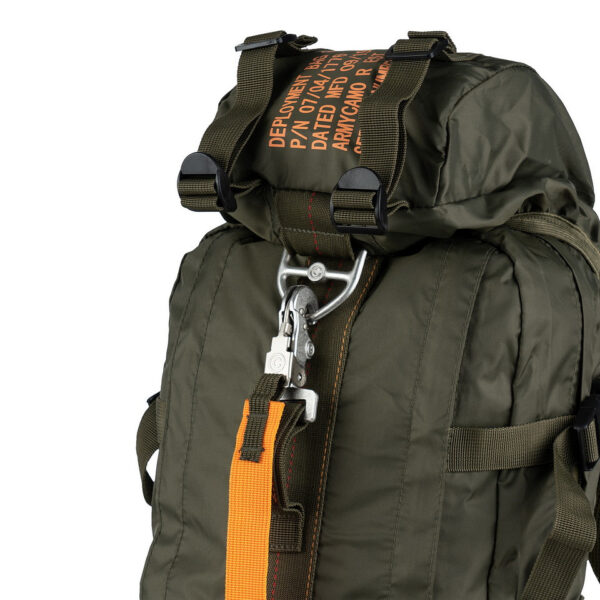 Parachute tas 8 rugtas commando4 De <strong>Parachute tas 8 / rugtas commando</strong> is een robuuste en stijlvolle rugtas, gemaakt van 100% duurzaam nylon. Deze tas is geïnspireerd op de uitrusting van commando's, compleet met een echte parachutesluiting ter decoratie. Of je nu op zoek bent naar een praktische tas voor dagelijks gebruik, outdoor activiteiten, of gewoon een stoere toevoeging aan je collectie, deze rugtas biedt de perfecte combinatie van functionaliteit en stijl. &nbsp;