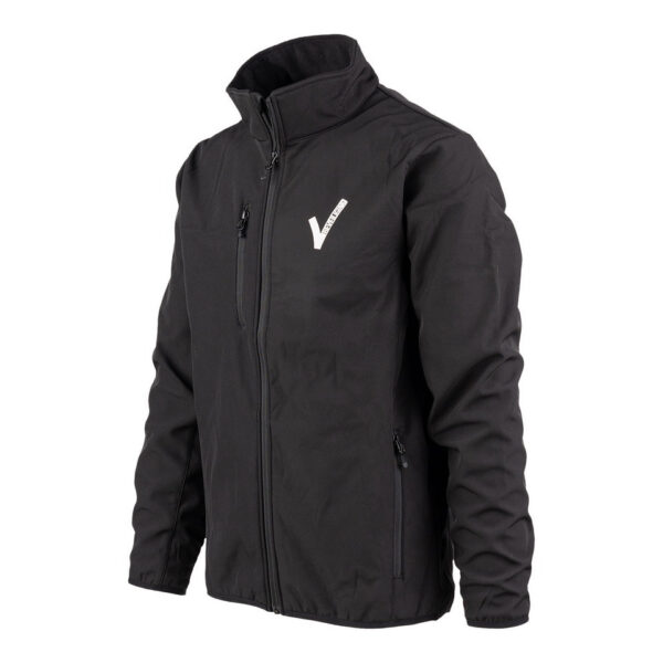 Softshell Jas Beveiliging V logo1 De <strong>softshell jas Beveiliging V-logo</strong> biedt een uitstekende combinatie van bescherming, comfort en professionele uitstraling voor beveiligingspersoneel. Deze jas is gemaakt van <strong>96% polyester</strong> en <strong>4% elastaan</strong>, waardoor hij waterafstotend en ademend is. Dit zorgt voor comfort en bescherming, zelfs tijdens lange diensten. Met het prominente 'Security'-opschrift op de rug en het beveiliging V-logo op de linkerborst, straalt deze jas autoriteit en professionaliteit uit.